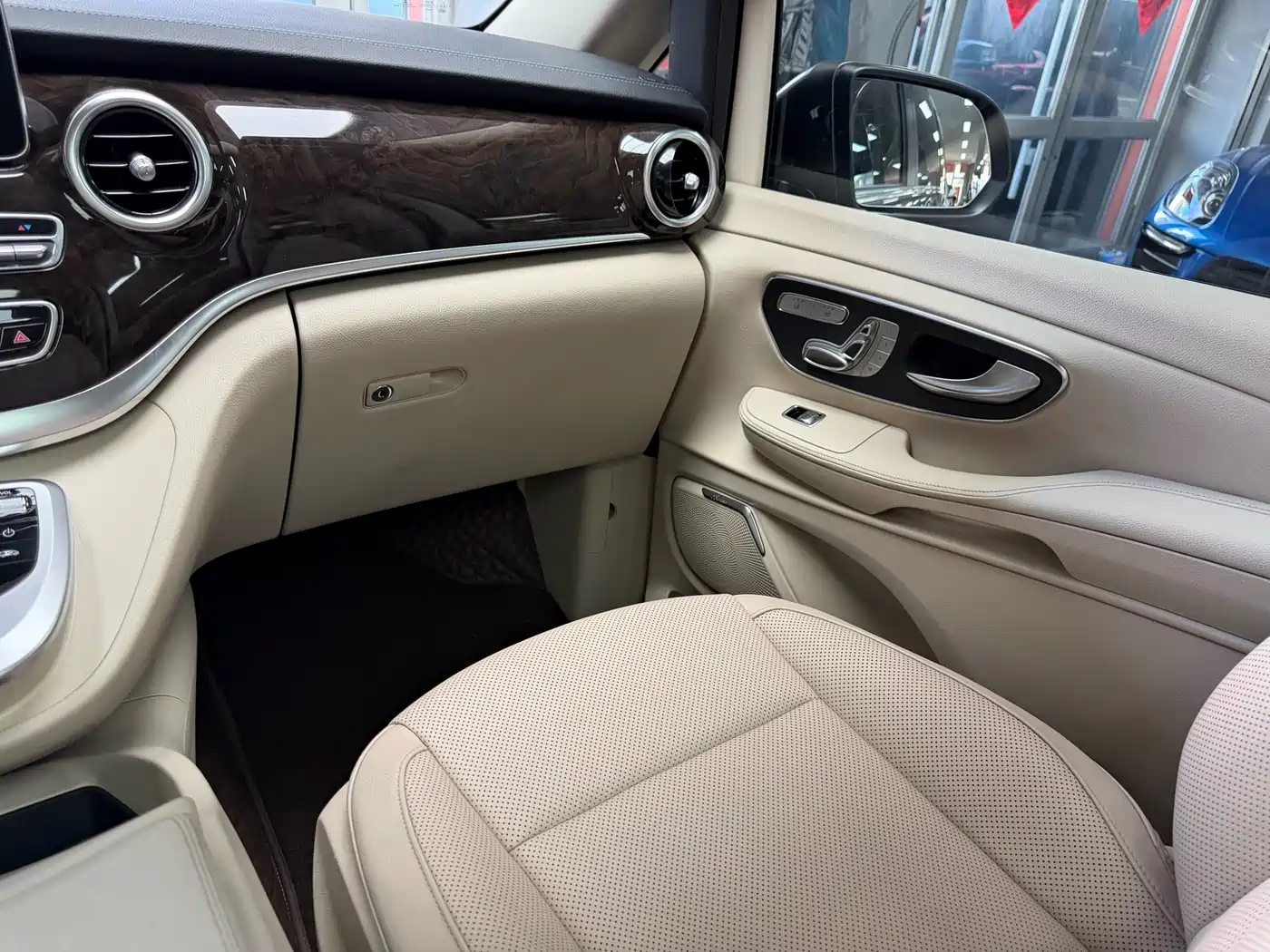 Mercedes-Benz V-Class 2017 Model V 260 Premium Edition фото 30