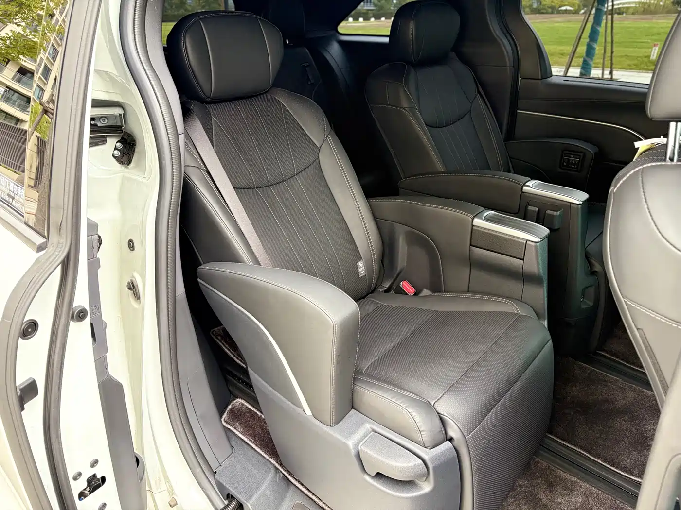 Toyota Sienna 2024 2.5L Hybrid Ultimate Premium Edition фото 8