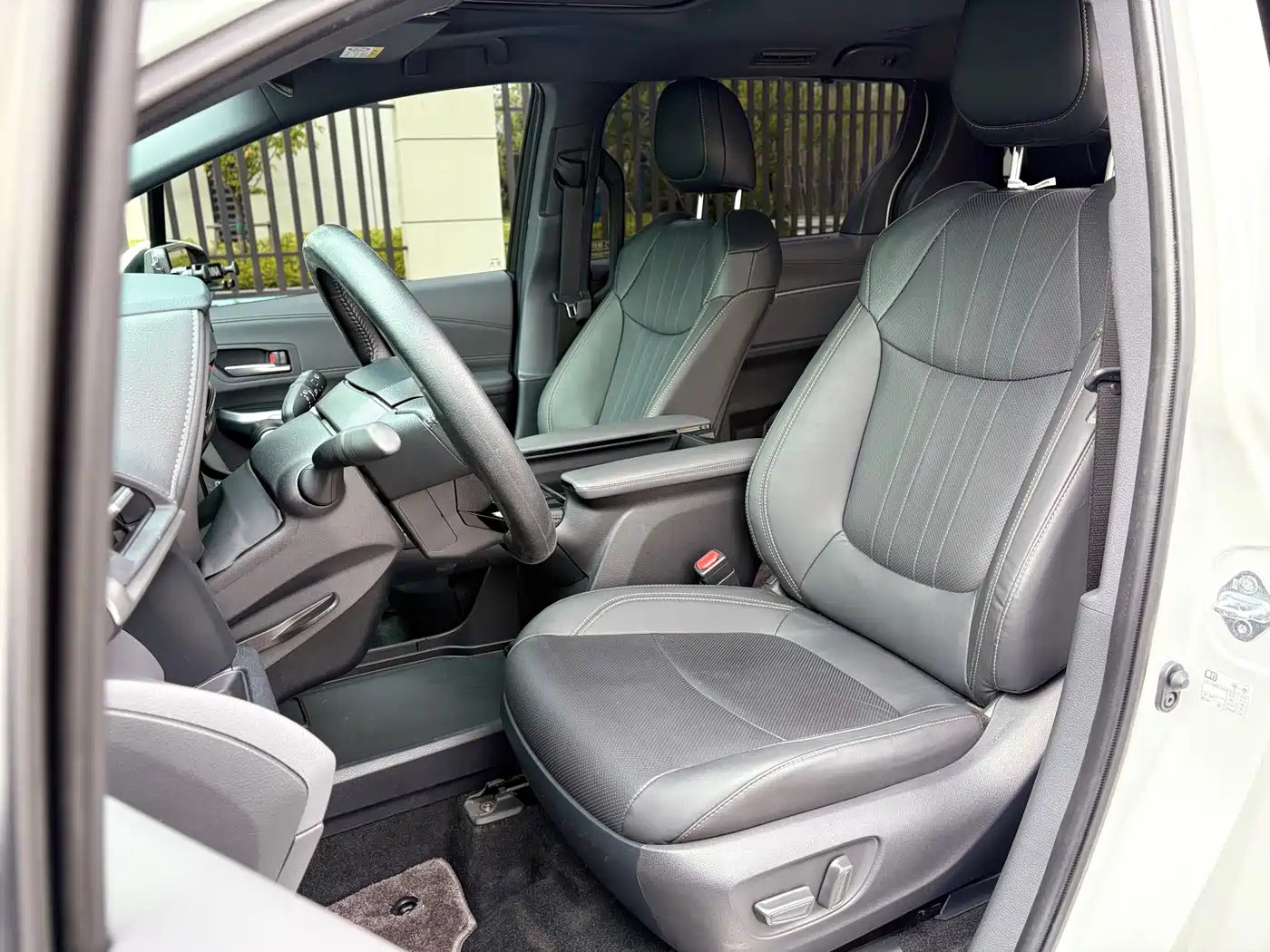 Toyota Sienna 2024 2.5L Hybrid Ultimate Premium Edition фото 7