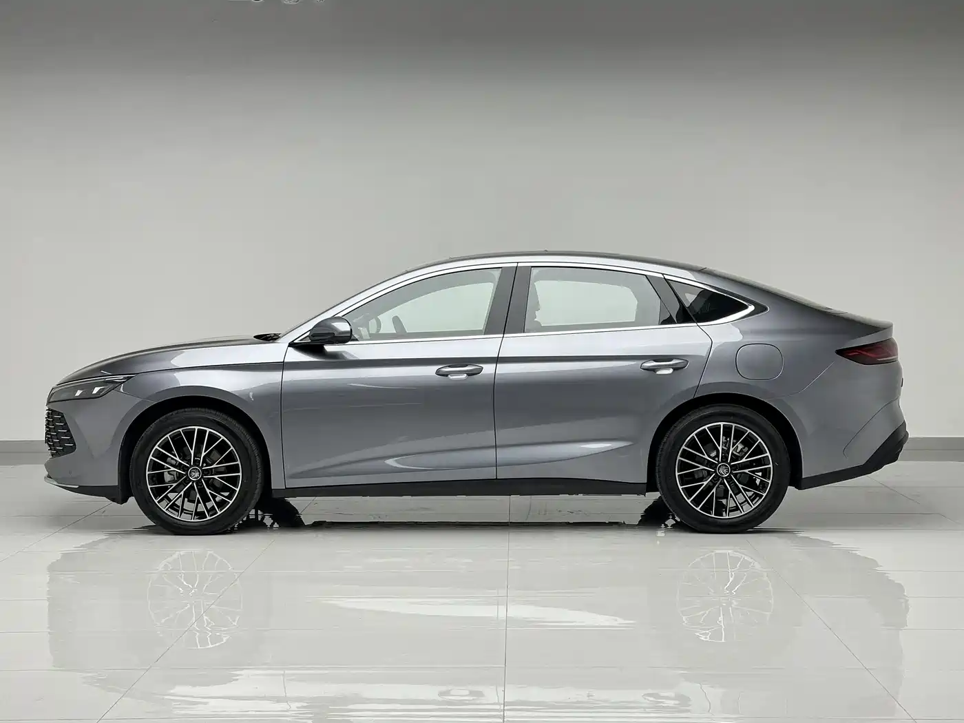 BYD Qin L 2024 DM-i 120KM Excellence Model фото 7