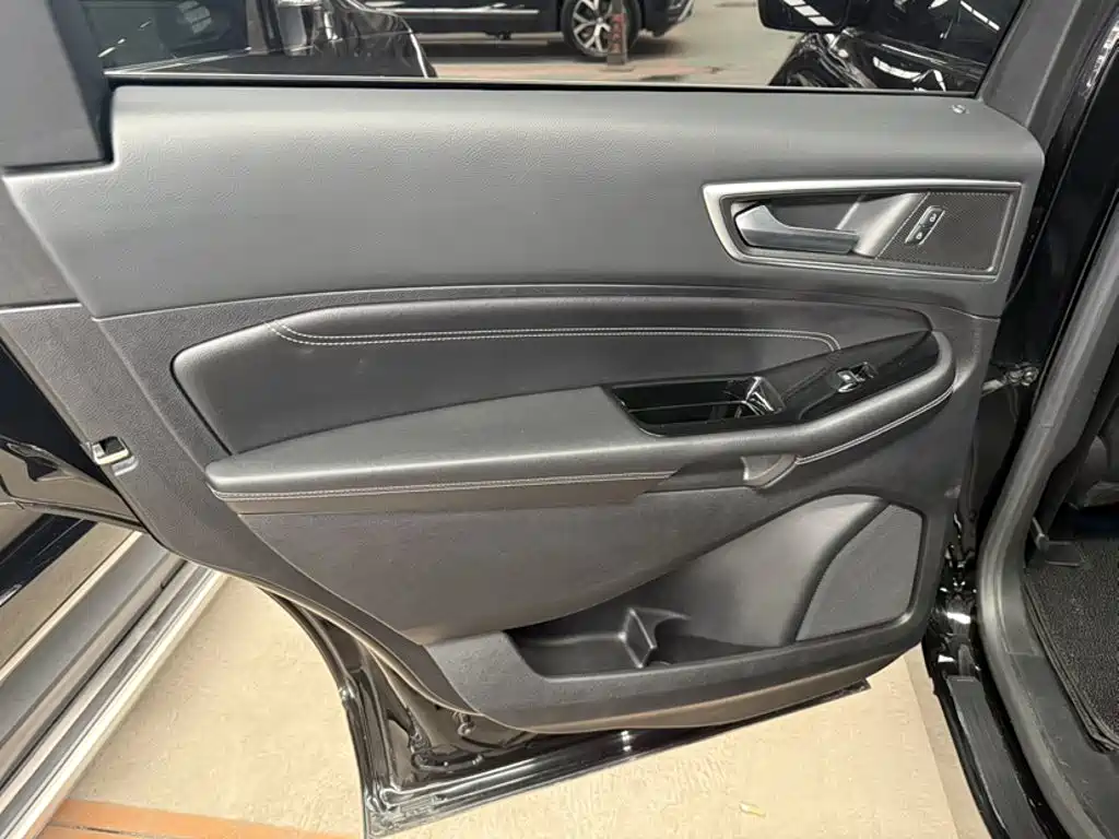 Фото 11 - Ford Edge