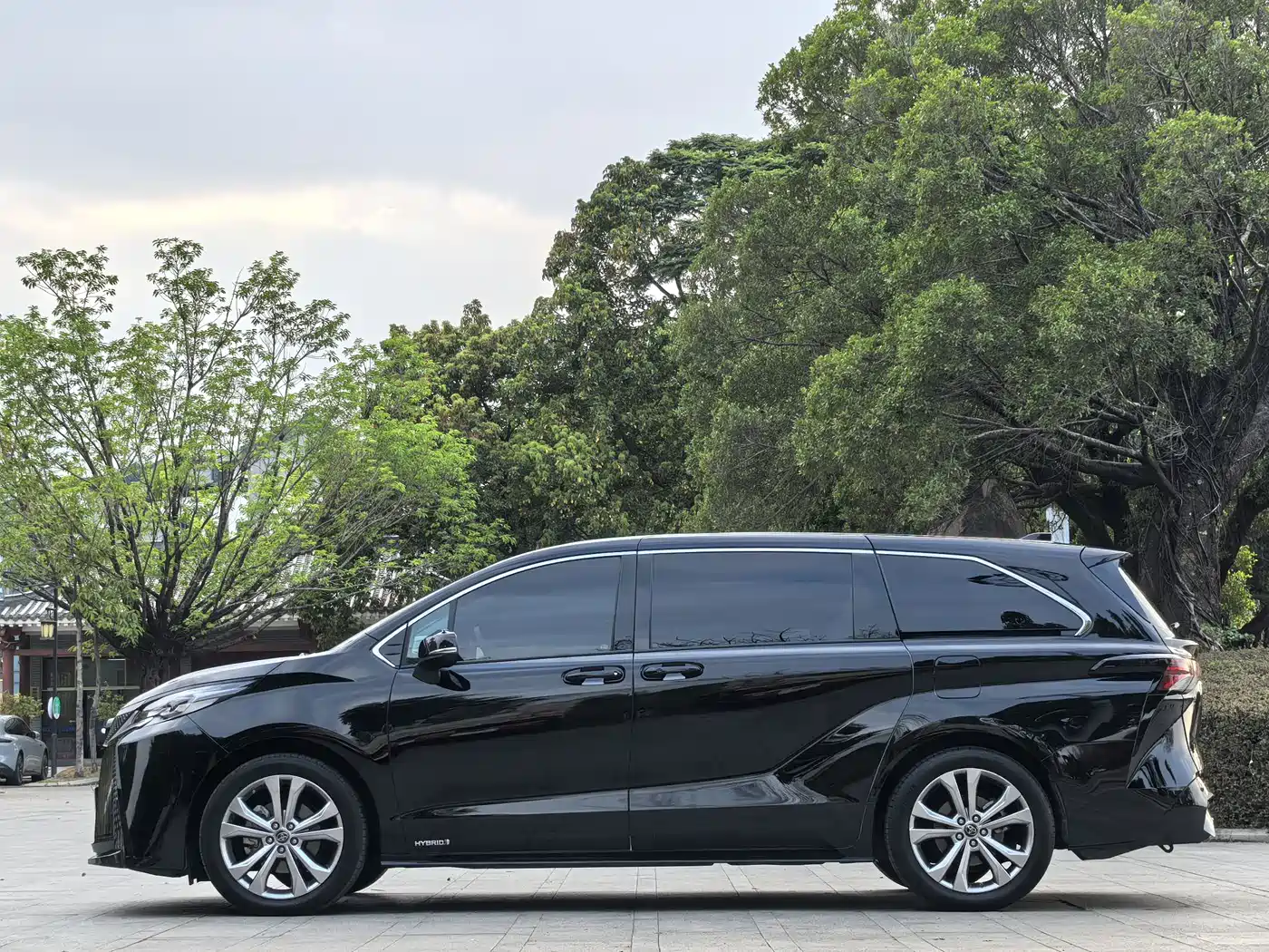 Toyota Sienna 2024 2.5L Hybrid Premium Edition фото 4