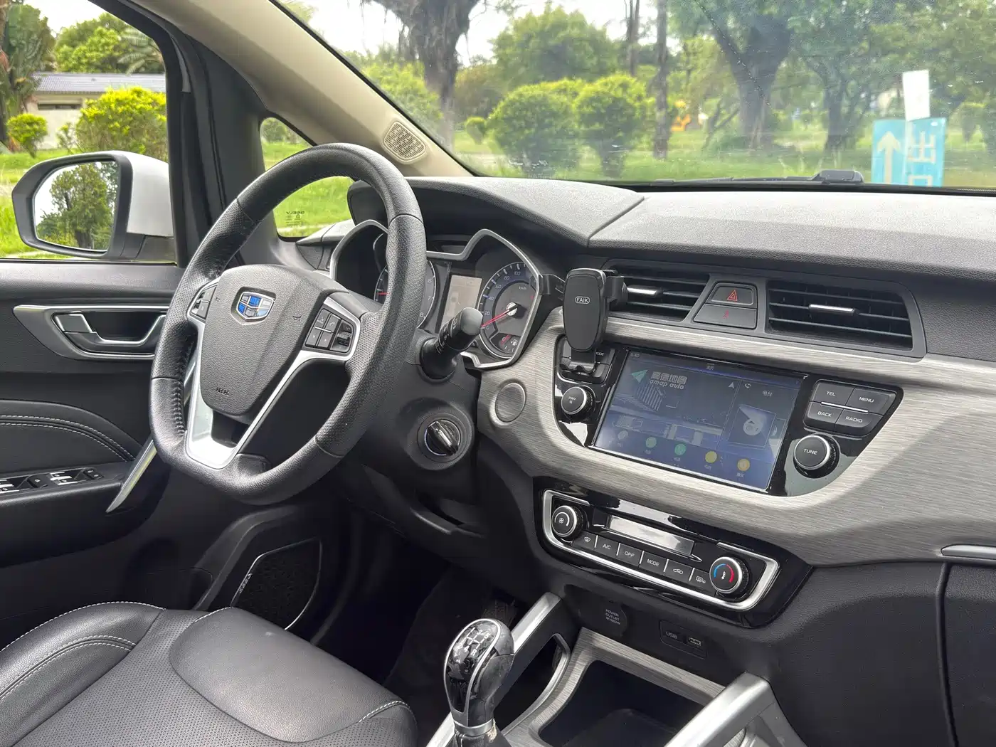 Фото 15 - Geely Vision X3