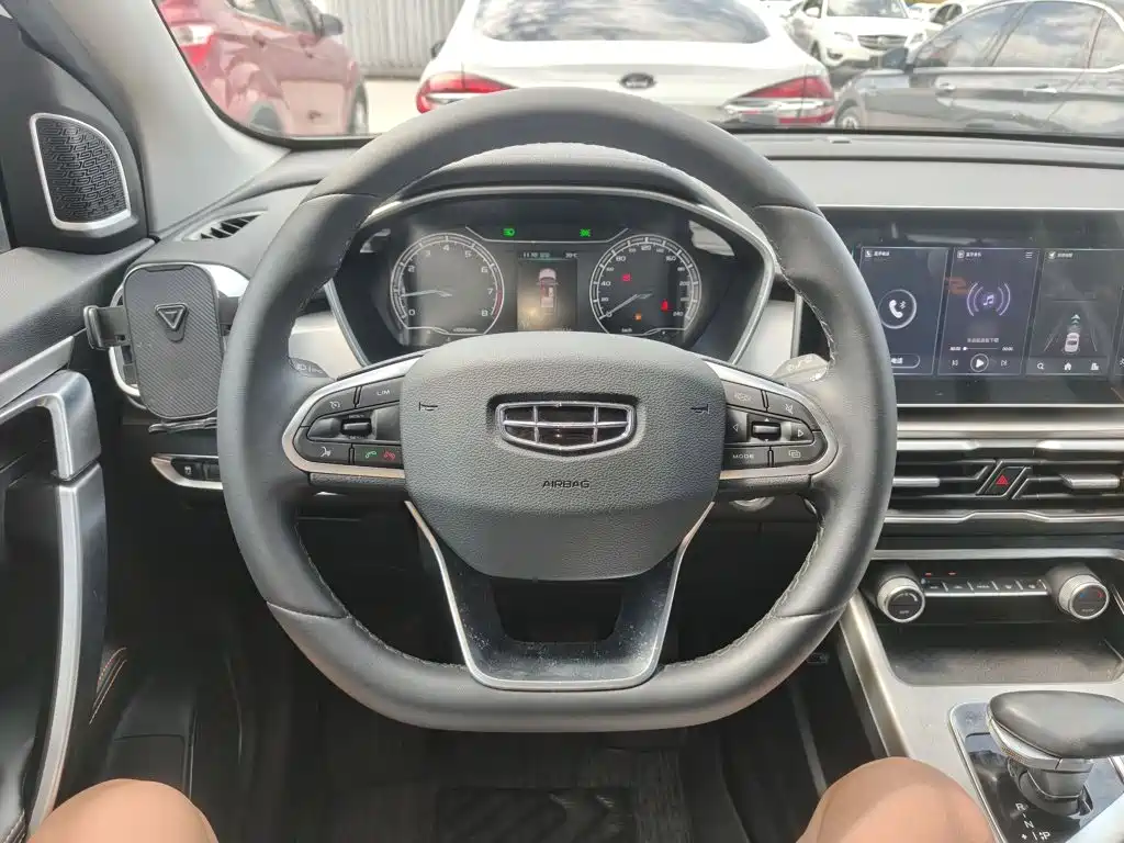 Фото 11 - Geely Binyue