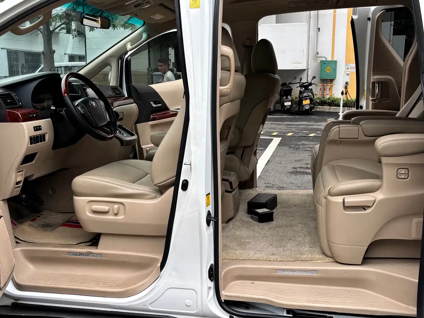 Toyota Alphard 2011 3.5L Luxury Edition фото 10