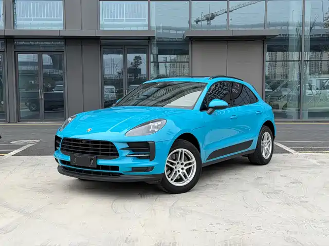 PORSCHE MACAN