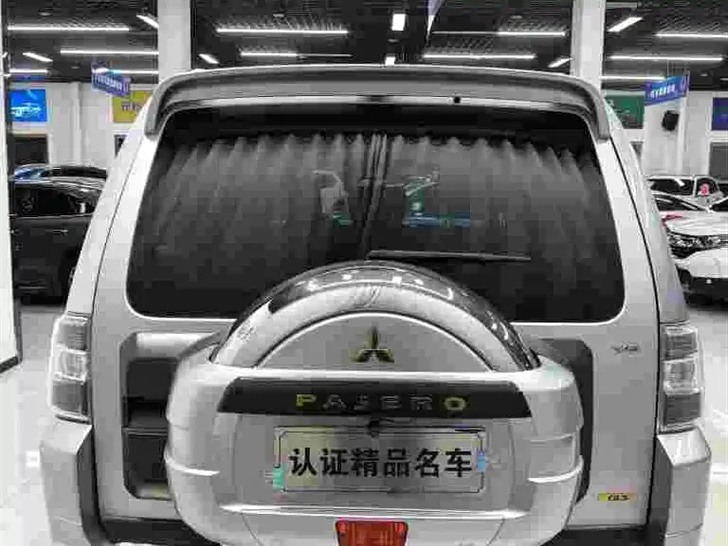 Mitsubishi Pajero (Import) 2011 3.0L Luxury Edition фото 4