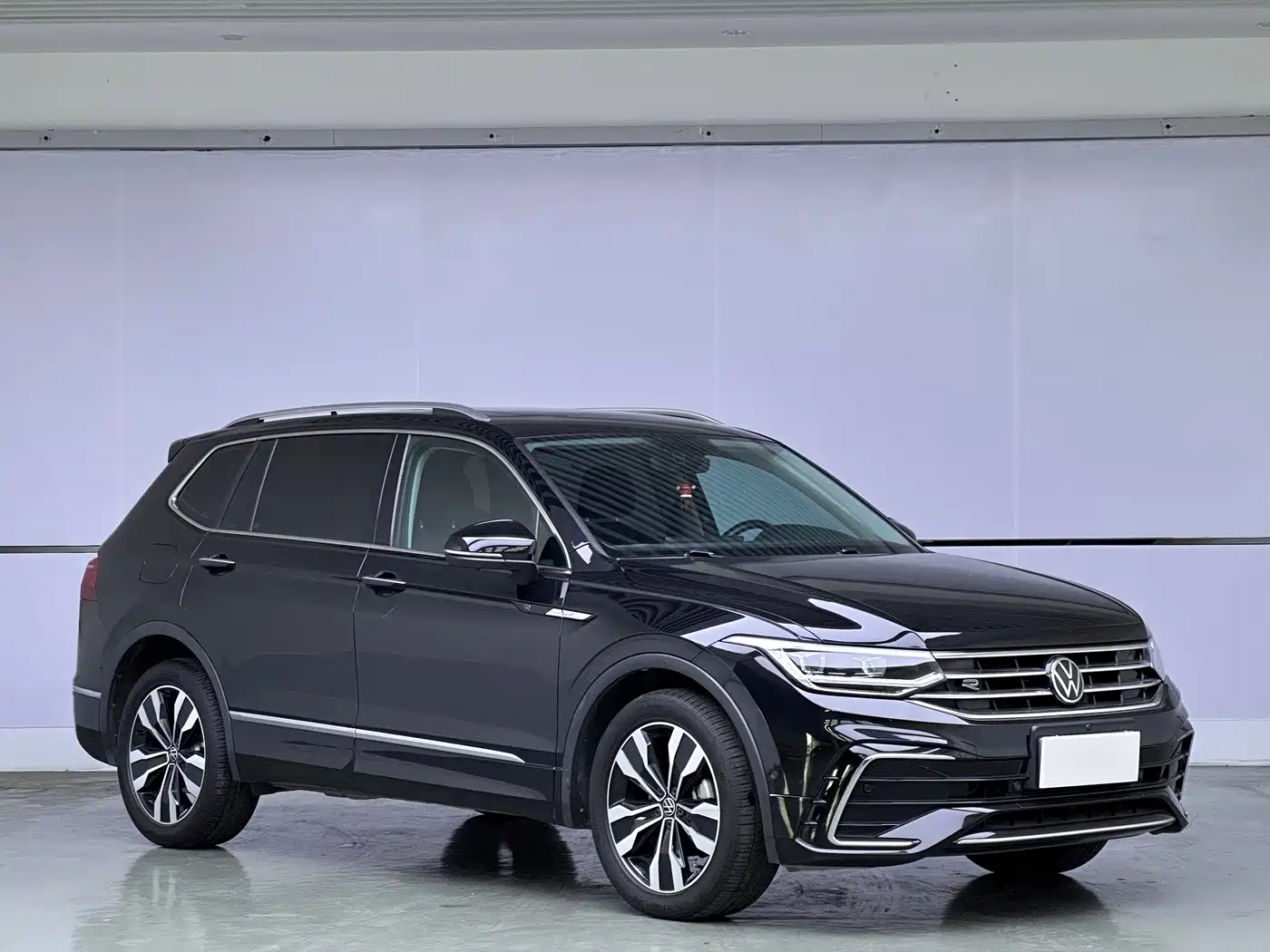 Volkswagen Tiguan L 2024 330TSI Automatic 2WD R-Line Premium Enjoyment Edition фото 3