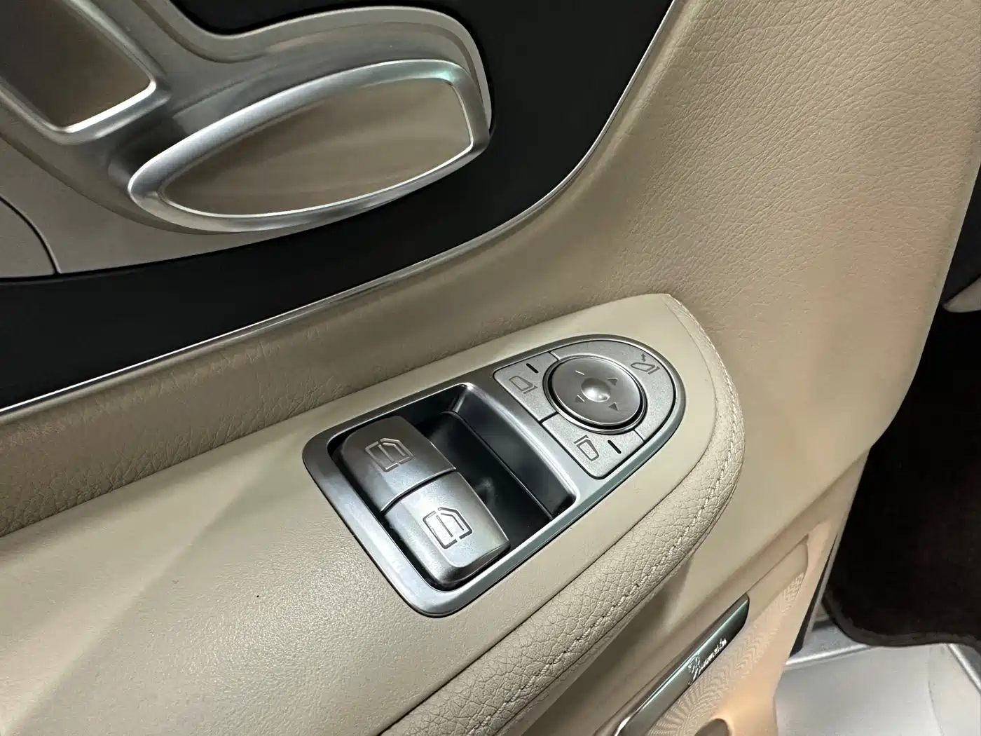 Mercedes-Benz V-Class 2024 V 300 L Long Wheelbase Luxury Edition фото 6