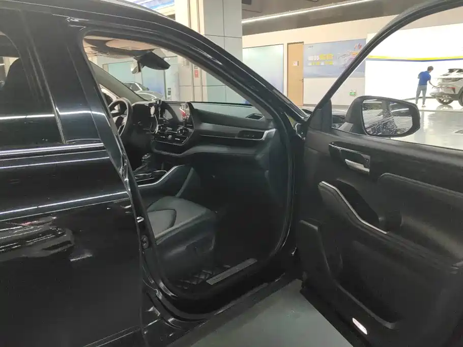 Photo 8 - Toyota Highlander