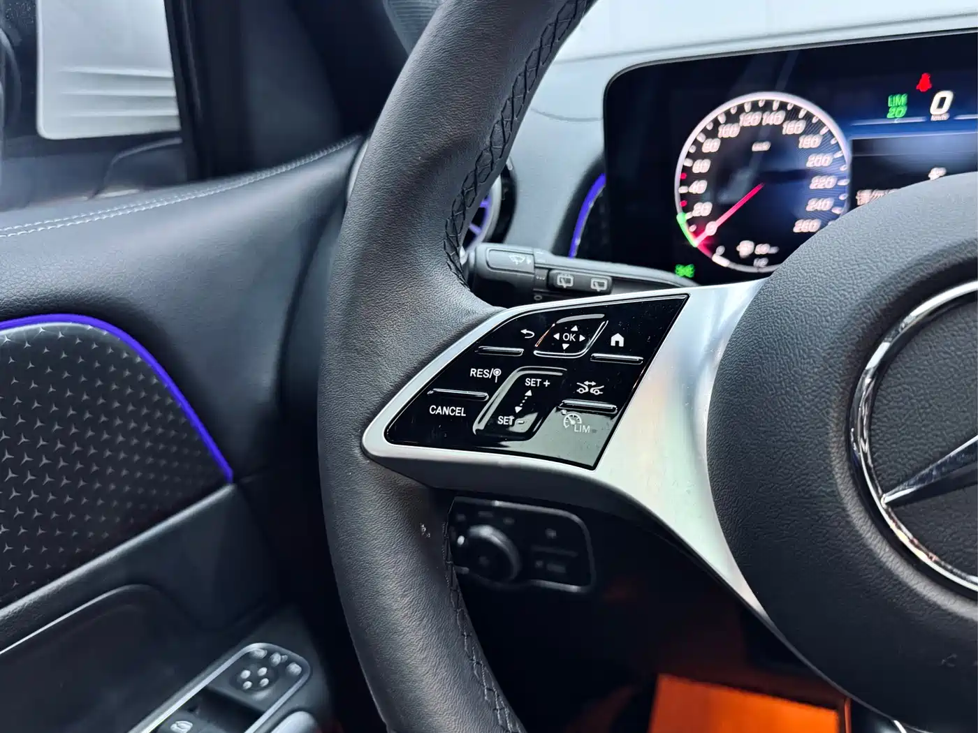 MERCEDES-BENZ GLB