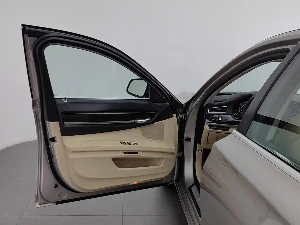 Фото 8 - BMW 7 Series