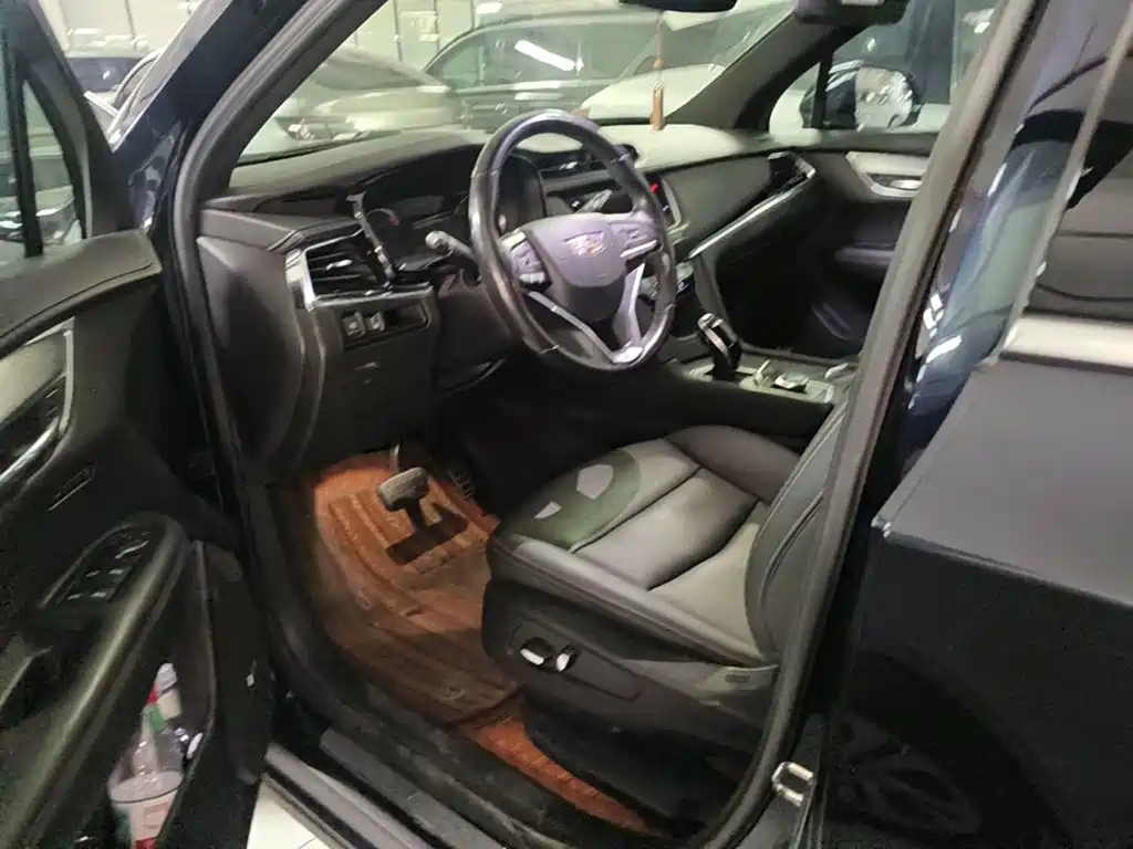 Фото 8 - Cadillac XT6