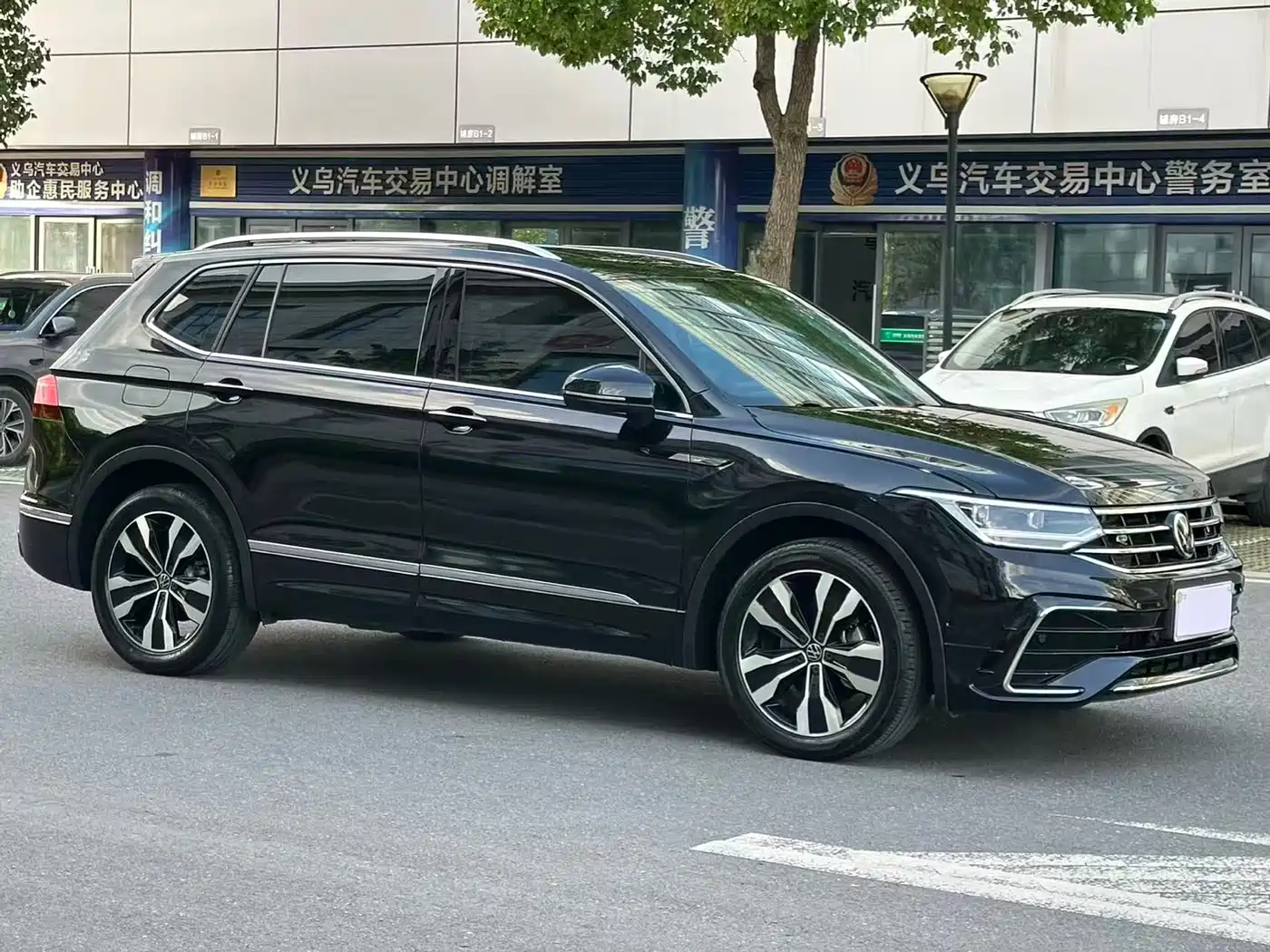 Volkswagen Tiguan L 2024 330TSI Automatic 2WD R-Line Premium Enjoyment Edition фото 3