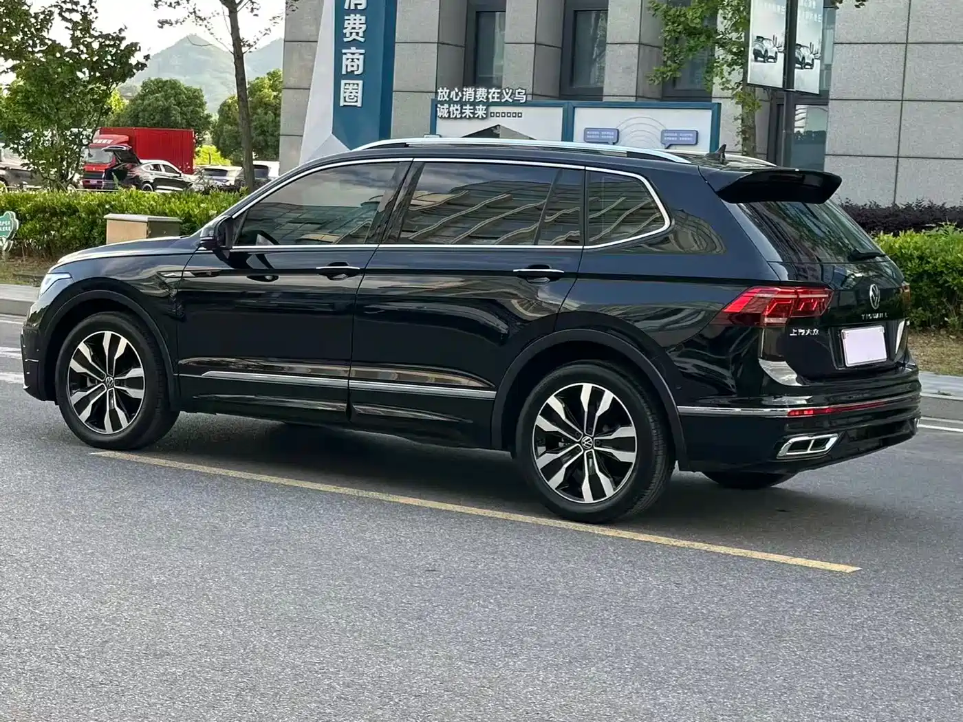Volkswagen Tiguan L 2024 330TSI Automatic 2WD R-Line Premium Enjoyment Edition фото 9