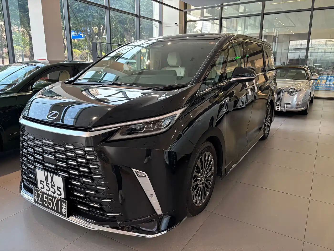 Lexus LM 2025 Model 500h Six-Seater Prestige Edition фото 2