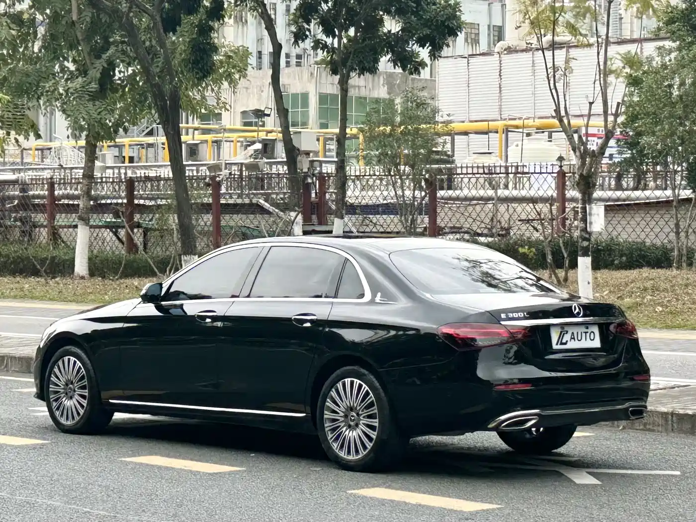 Mercedes-Benz E-Class 2022 E 300 L Fashion фото 6