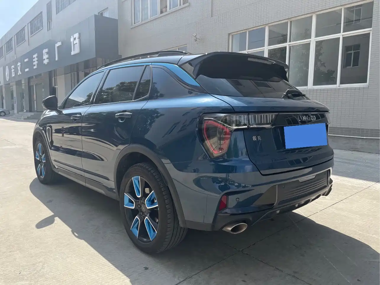 Фото 4 - Lynk & Co 01