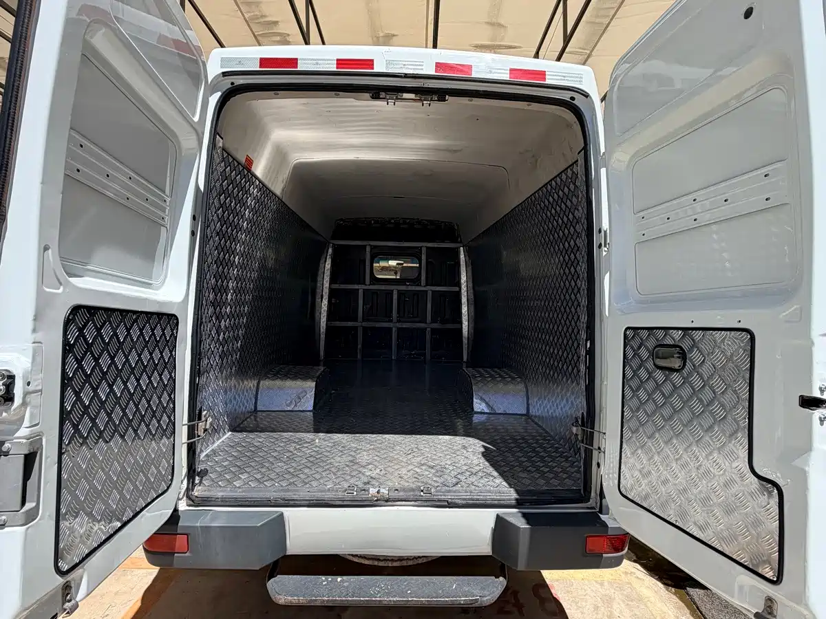 Iveco Daily 2021 2020 Model 2.8T V40 Van Dual-Tire Medium Roof 3 Seats China V
