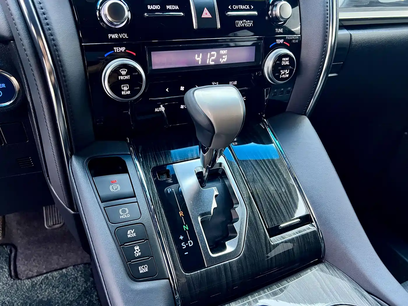 Фото 25 - Lexus LM