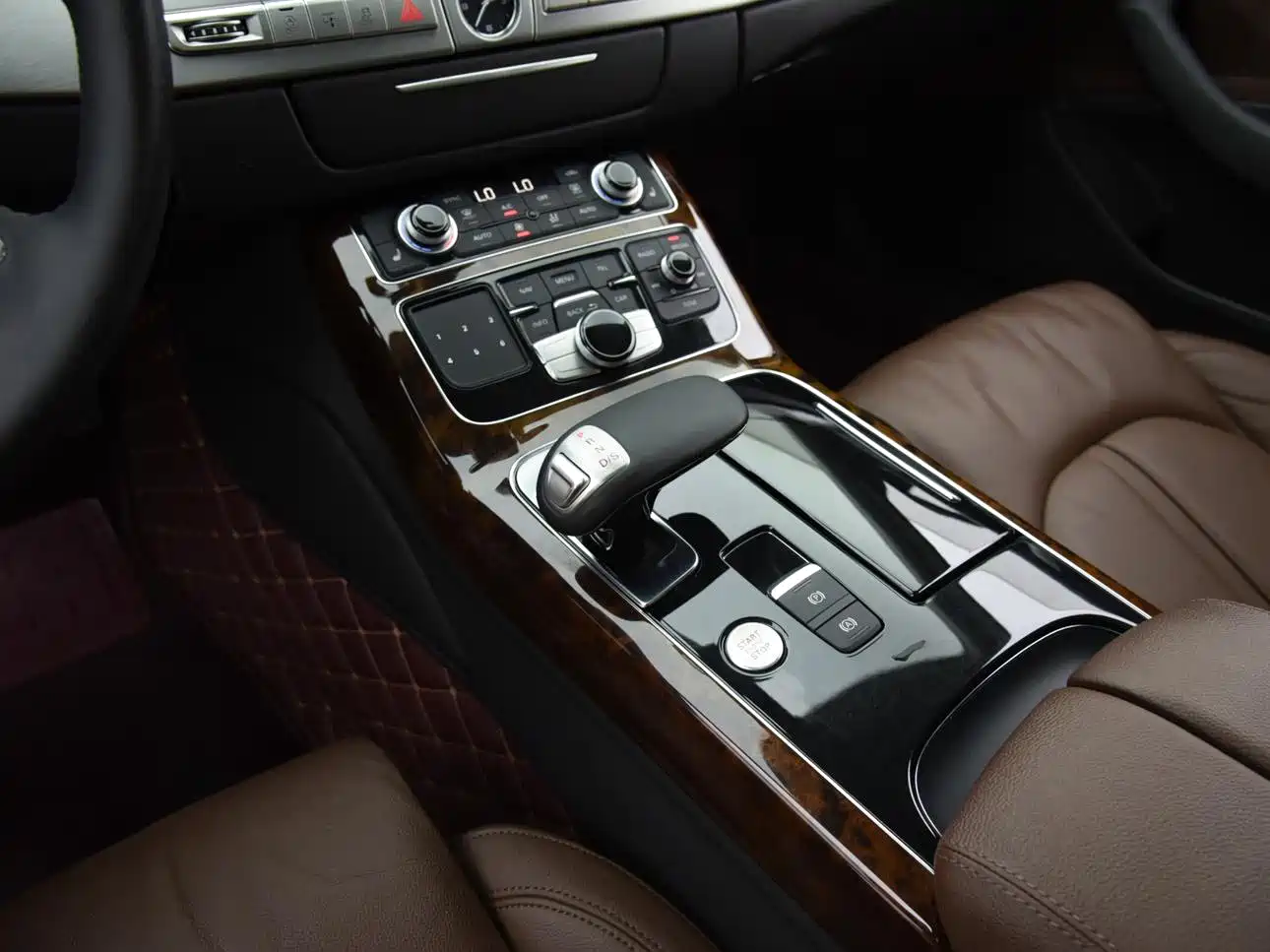 Photo 16 - Audi A8