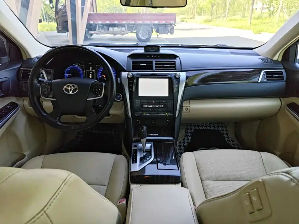 Фото 10 - Toyota Camry