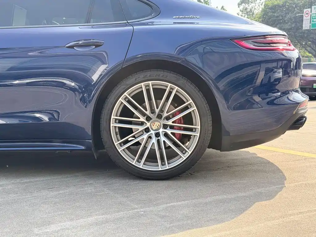 Photo 11 - Porsche Panamera