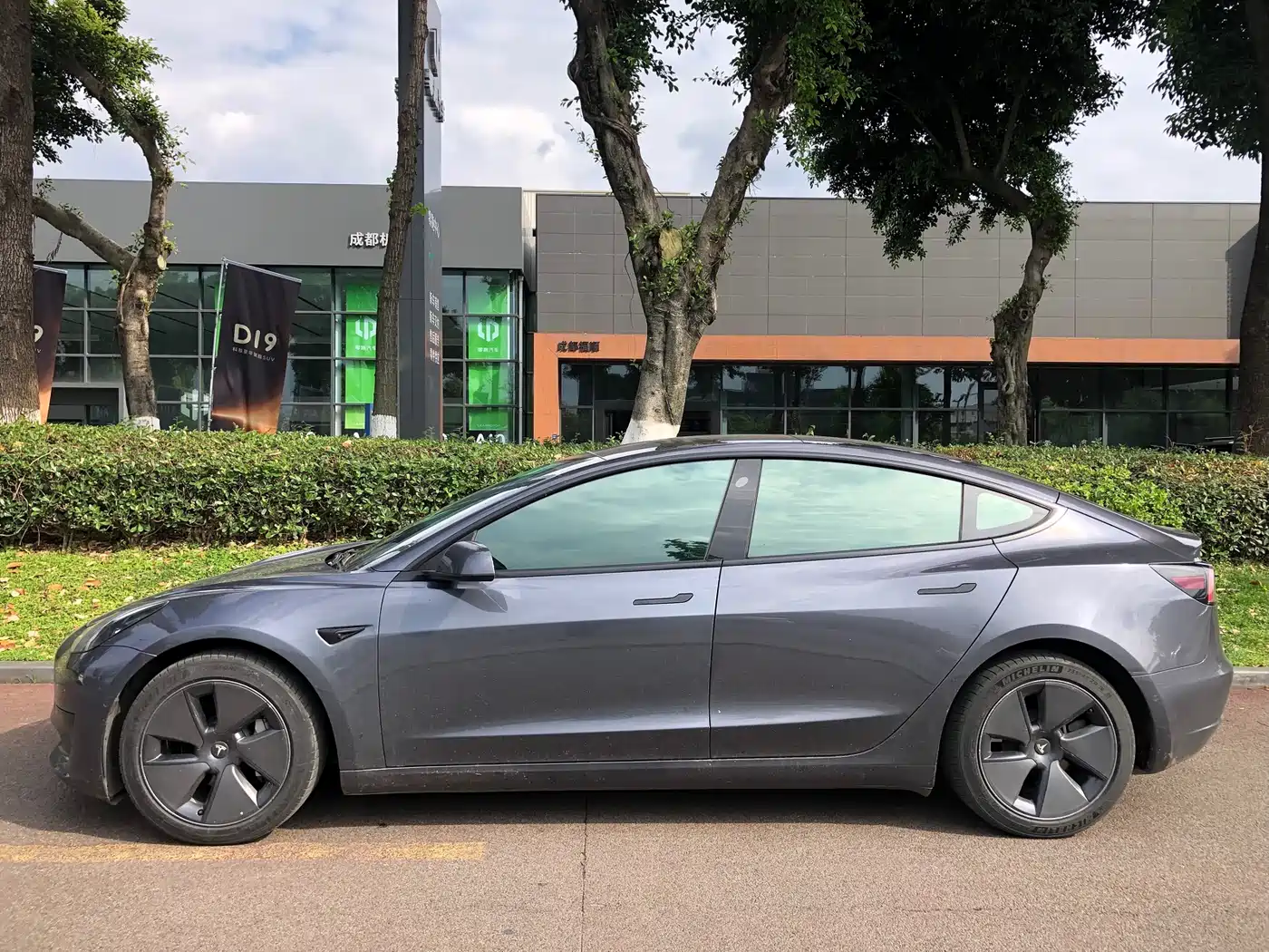 TESLA MODEL 3