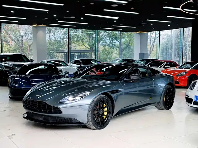 Фото 1 - Aston Martin DB11
