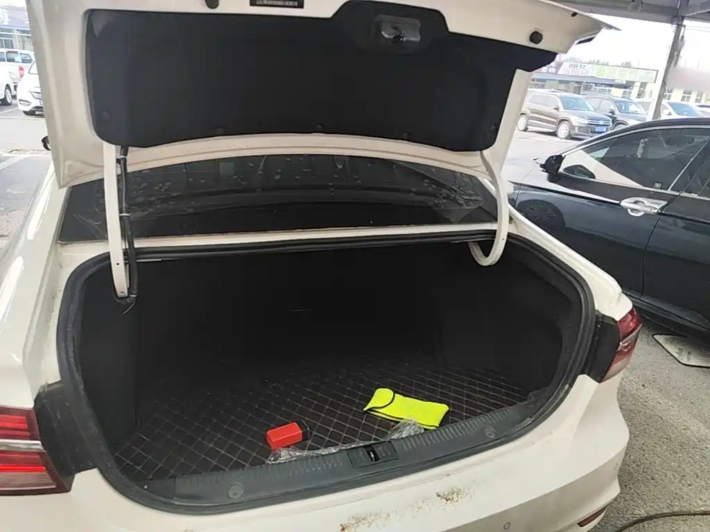 Roewe i6 2020 2020 PLUS 1.6L CVT 4G Connected Glory Flagship Edition