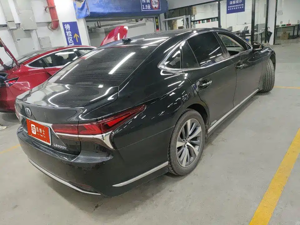 Фото 8 - Lexus LS