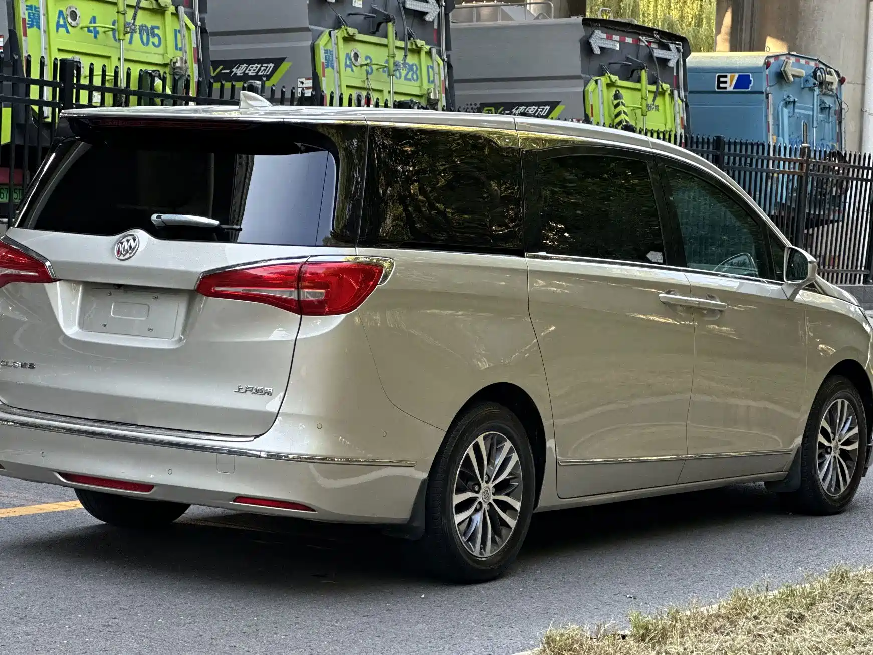 Фото 14 - Buick GL8