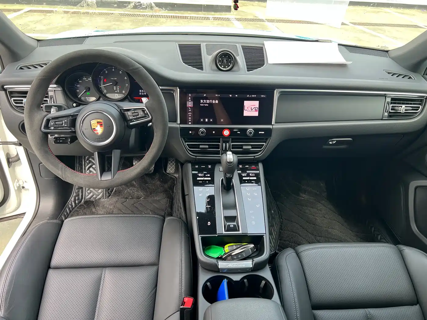 PORSCHE MACAN