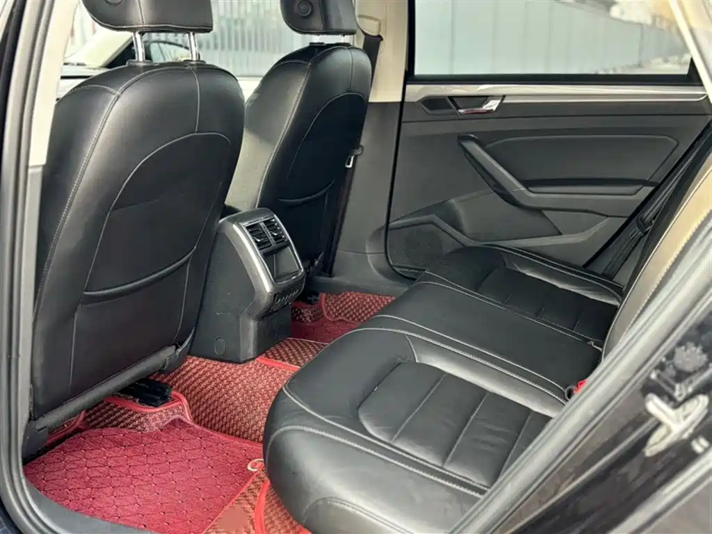 Фото 21 - Volkswagen Passat