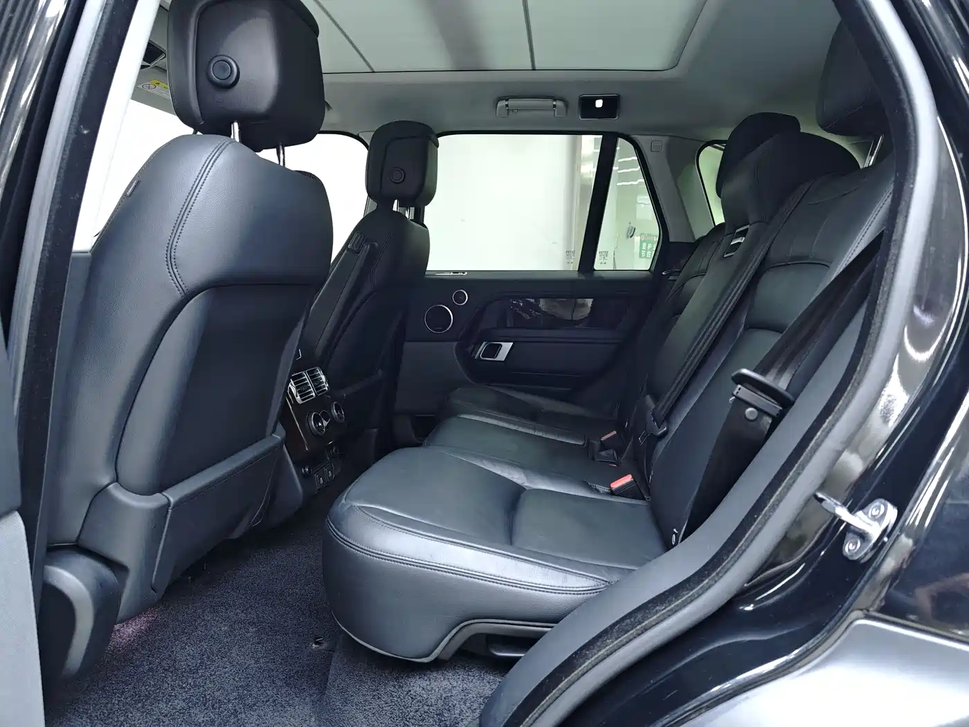 Land Rover Range Rover 2021 3.0 L6 Golden Age Edition фото 9