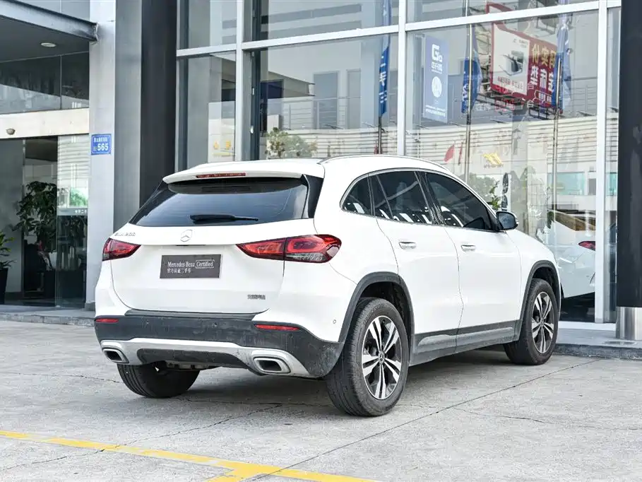 MERCEDES-BENZ GLA