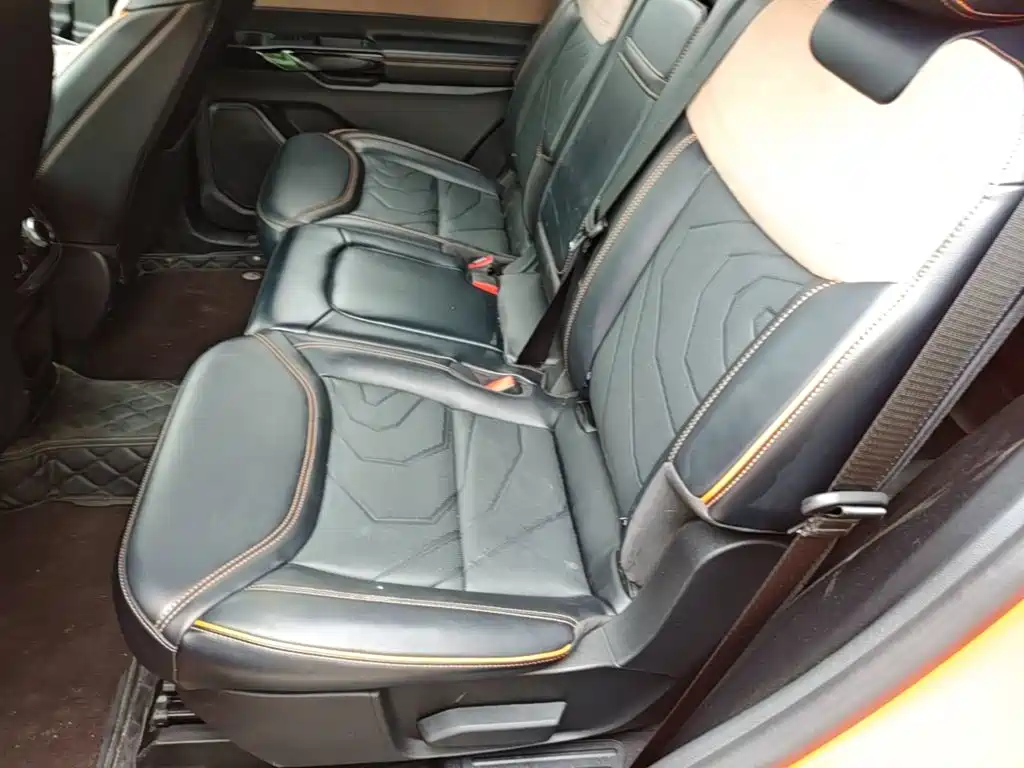 Photo 13 - Ford Explorer