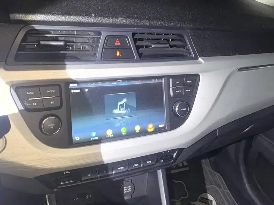 Фото 13 - Geely Vision X3
