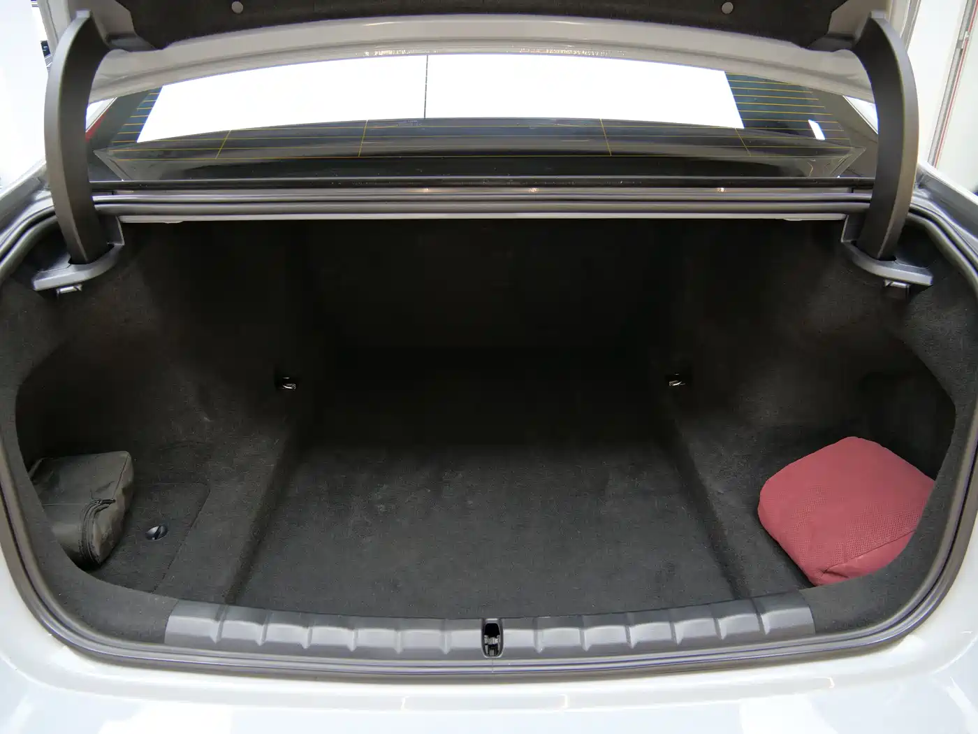 BMW 7 Series 2023 Model 735Li M Sport Package фото 18