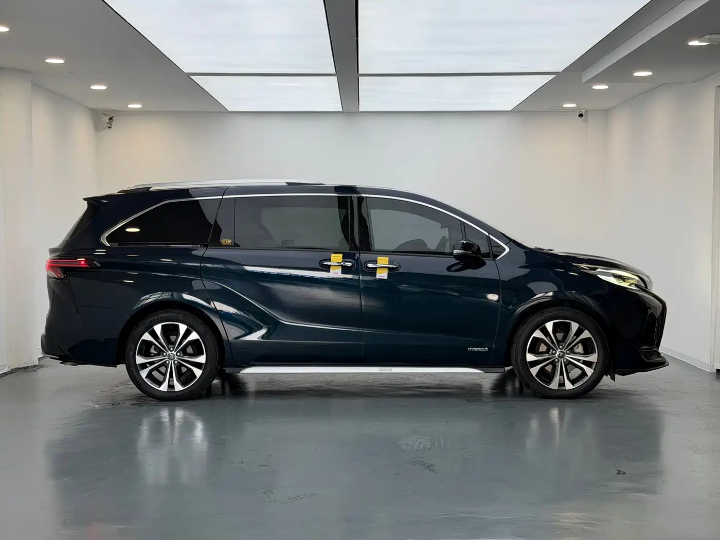 Toyota Granvia 2023 2.5L Hybrid Flagship VIP Edition фото 9