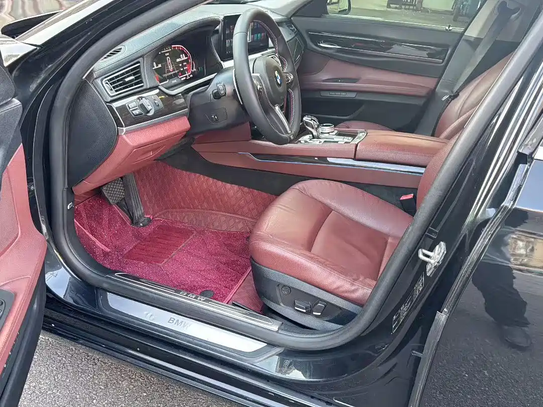 BMW 7 Series 2009 Model 740Li Leading Edition фото 4