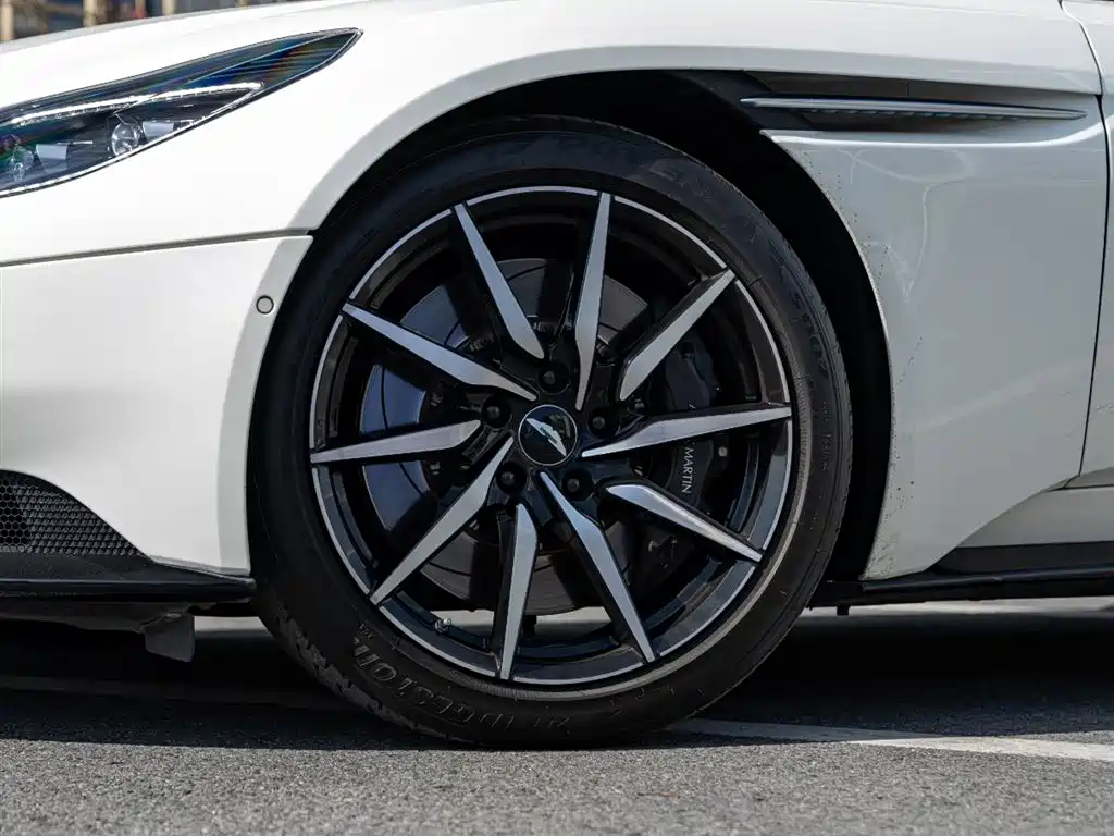 Фото 8 - Aston Martin DB11