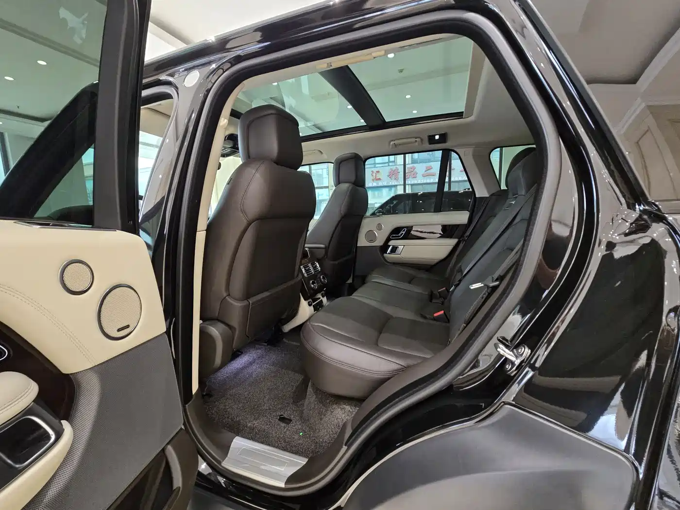 Land Rover Range Rover 2021 3.0 L6 Heritage Edition фото 11