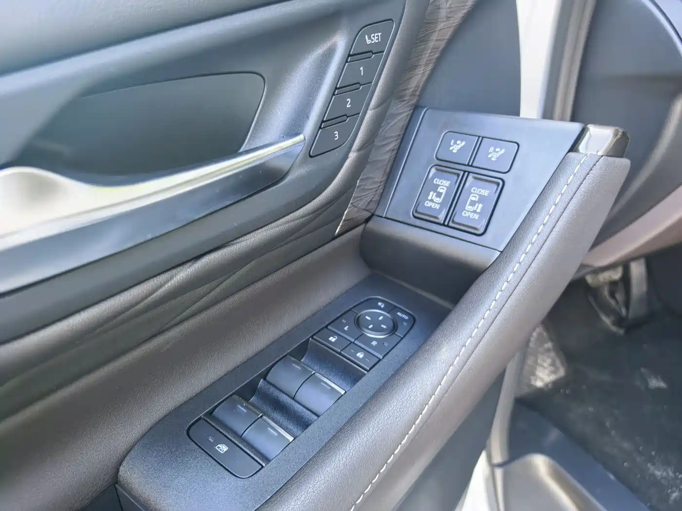 Toyota Alphard 2025 Hybrid 2.5L Ultimate Gold Edition фото 18
