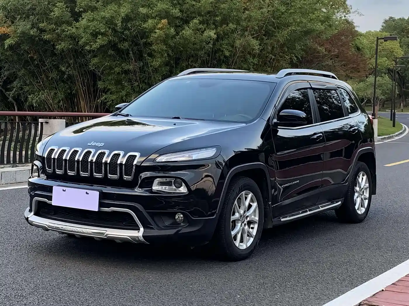Фото 1 - Jeep Cherokee