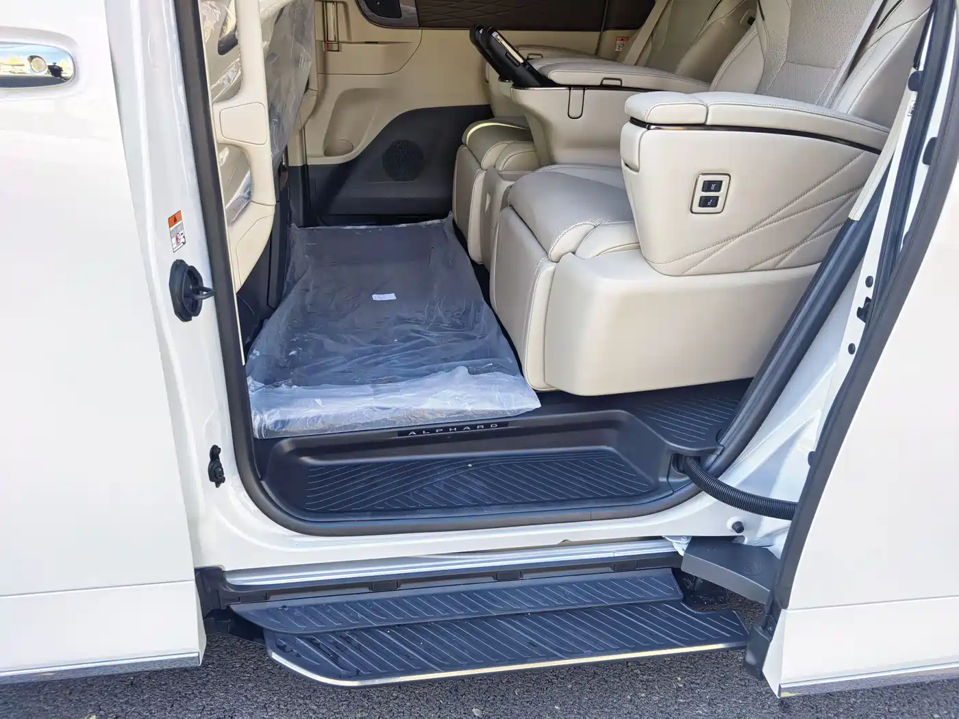 Toyota Alphard 2025 Hybrid 2.5L Ultimate Gold Edition фото 15