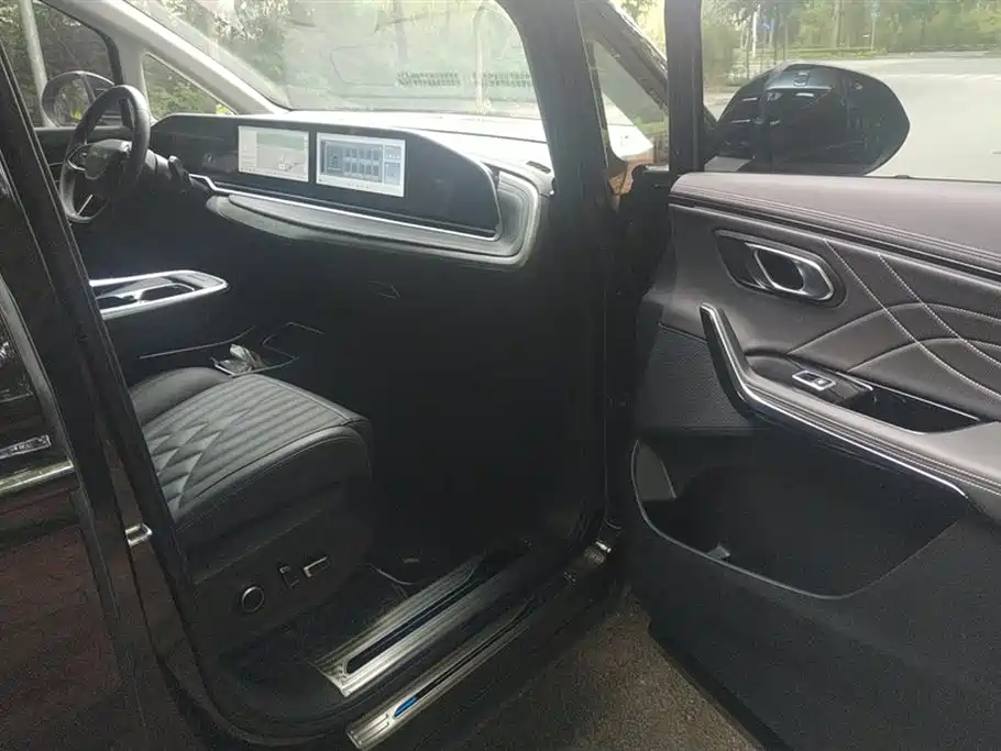 SAIC Maxus Maxus G90 2022 2.0T Nebula 7-Seater Edition фото 8