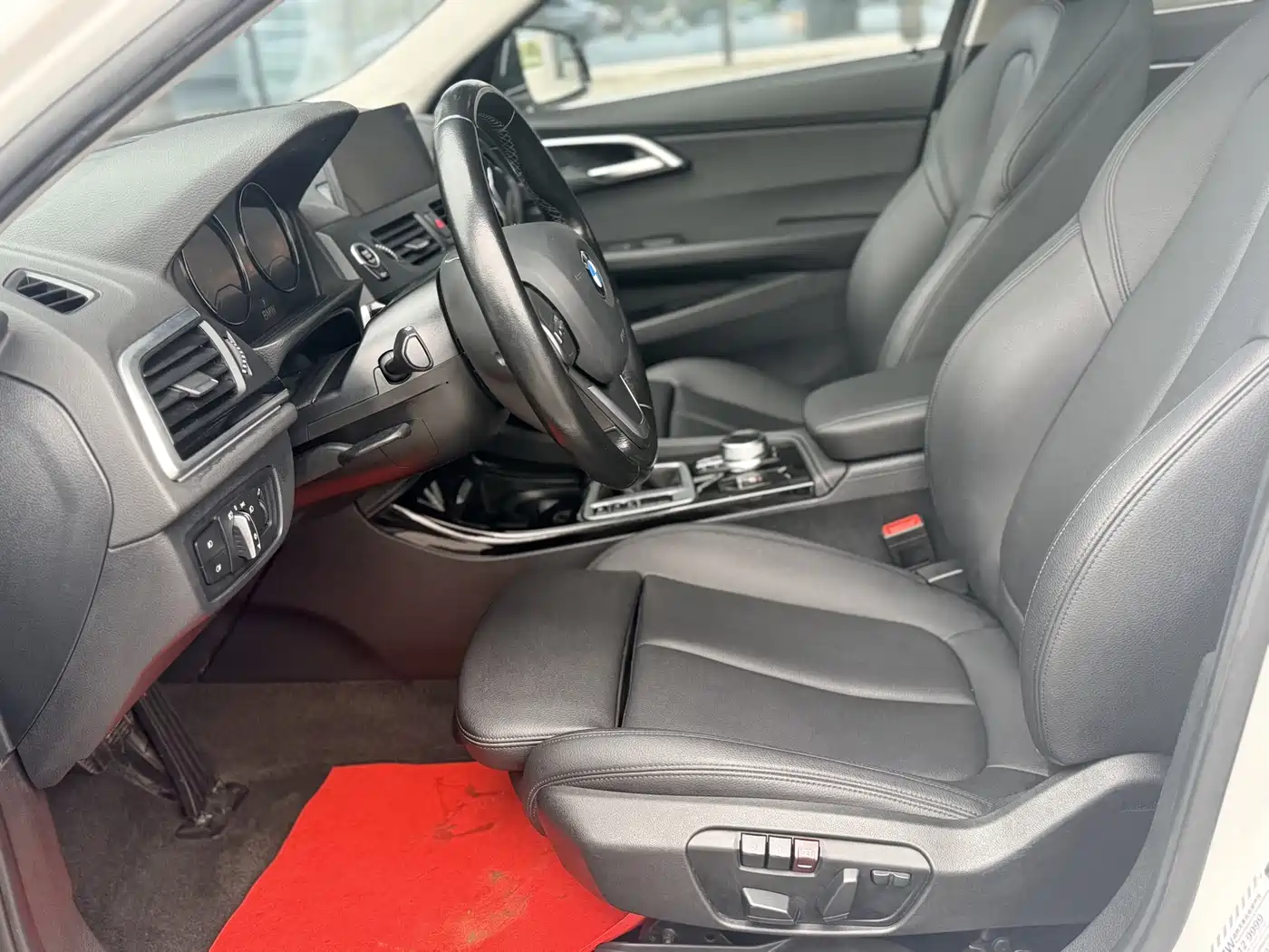 BMW 1 Series 2018 118i Sport Edition фото 14