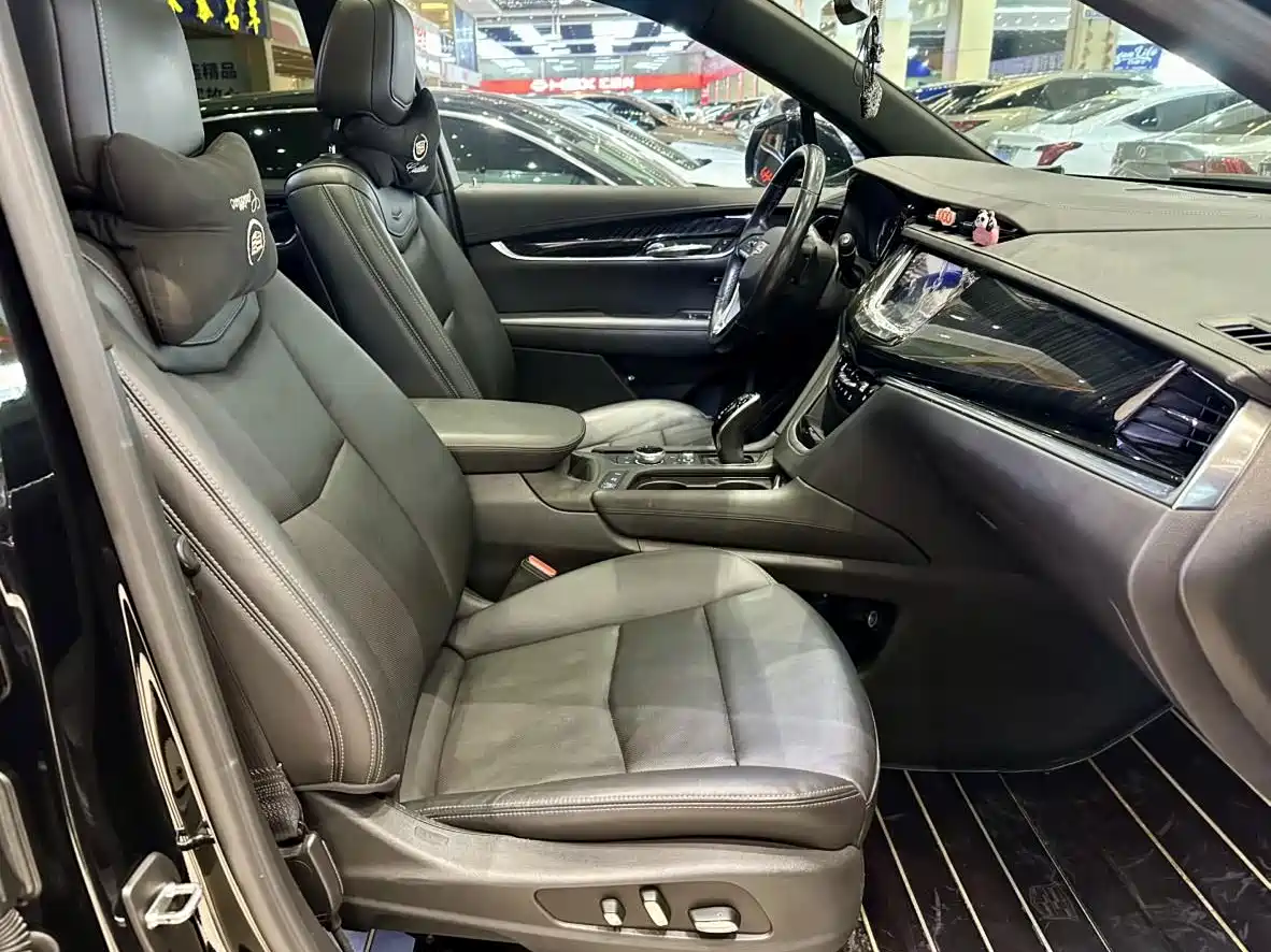 Photo 10 - Cadillac XT6