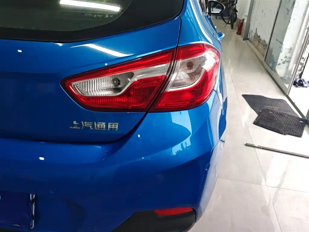 Chevrolet Cruze 2017 1.4T Hatchback DCT Leading Edge Edition фото 8